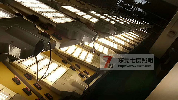 東莞麻豆视频APP官网照明模組式大功率led路燈頭批量老化