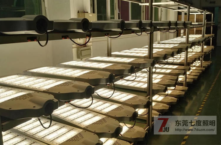 麻豆视频APP官网照明300W模組式大功率LED路燈頭老化實拍
