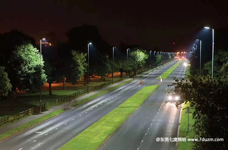 雙向4車道10米高道路麻豆传媒视频APP污破解版+200WLED路燈照明效果